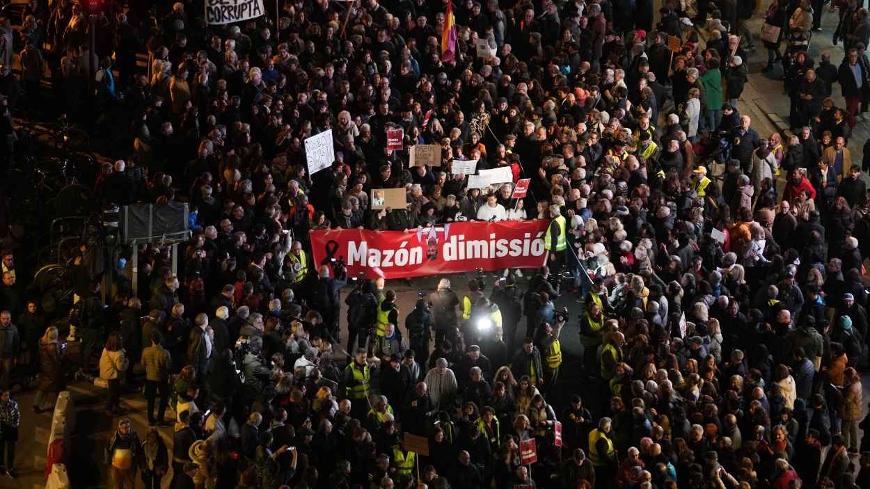 Tercera manifestación contra Mazón, el 29 de diciembre, en la plaza del Ayuntamiento de Valencia. EP