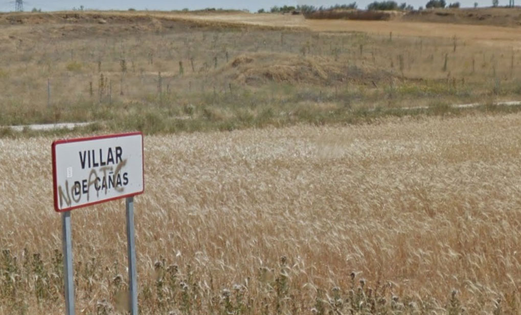 Señal de Villar de Cañas (Cuenca) marcada por las protestas contra el ATC