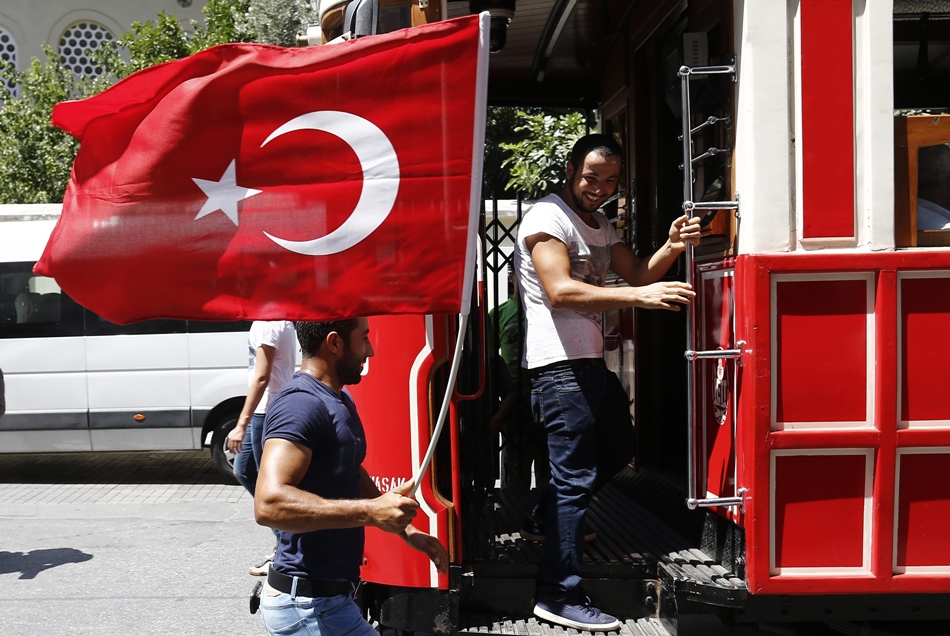 Un joven turco portando la bandera de su país este sábado en un tranvía de Estambul.