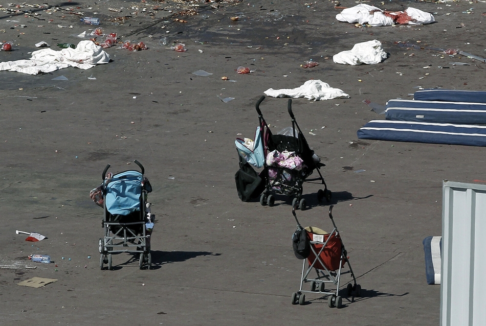 Varias sillas de bebé en el lugar donde el jueves se produjo la masacre. 