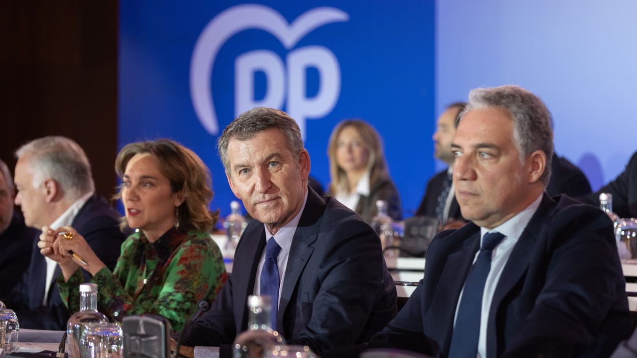 El presidente del Partido Popular, Alberto Núñez Feijóo, junto a la secretaria general del PP, Cuca Gamarra, y el vicesecretario de Coordinación Autonómica, Local y Análisis Electoral del PP y diputado nacional por Málaga, Elías Bendodo, durante la Junta Directiva Nacional del Partido Popular. EP.