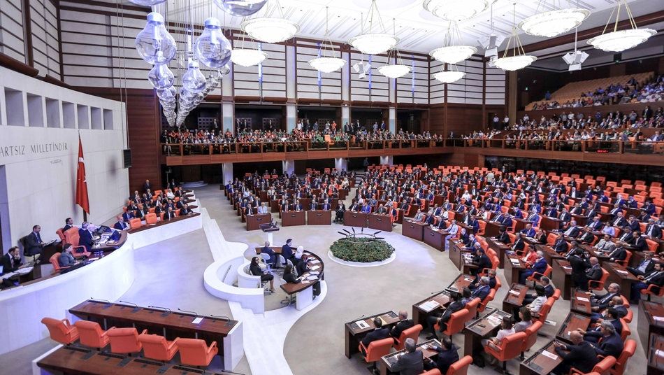 Imagen de esta tarde del Parlamento turco en Ankara celebrando una sesión tras la intentona golpista. 