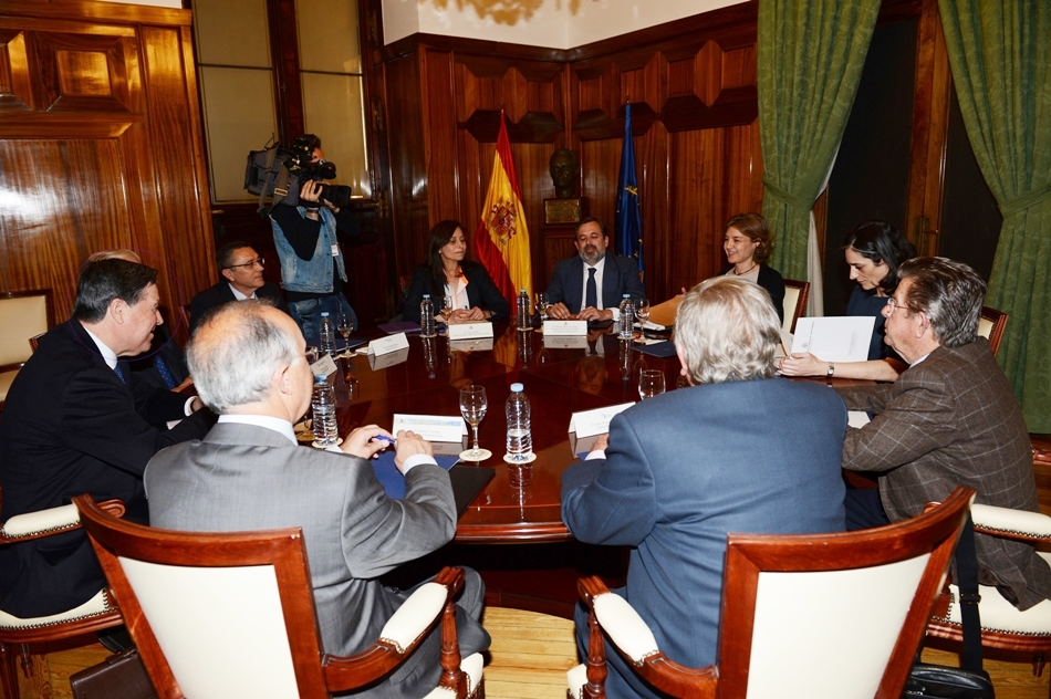 La ministra García Tejerina en una reunión con el sindicato de regantes Tajo-Segura con presencia de José Manuel Caver.