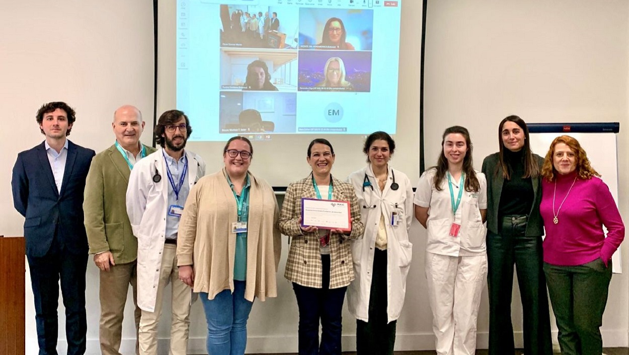 Representantes de la FJD y de Boehringer Ingelheim con el diploma que certifica la implementación total de MAIC Continuum en el hospital en la reunión de cierre del programa | Foto de la FJD.