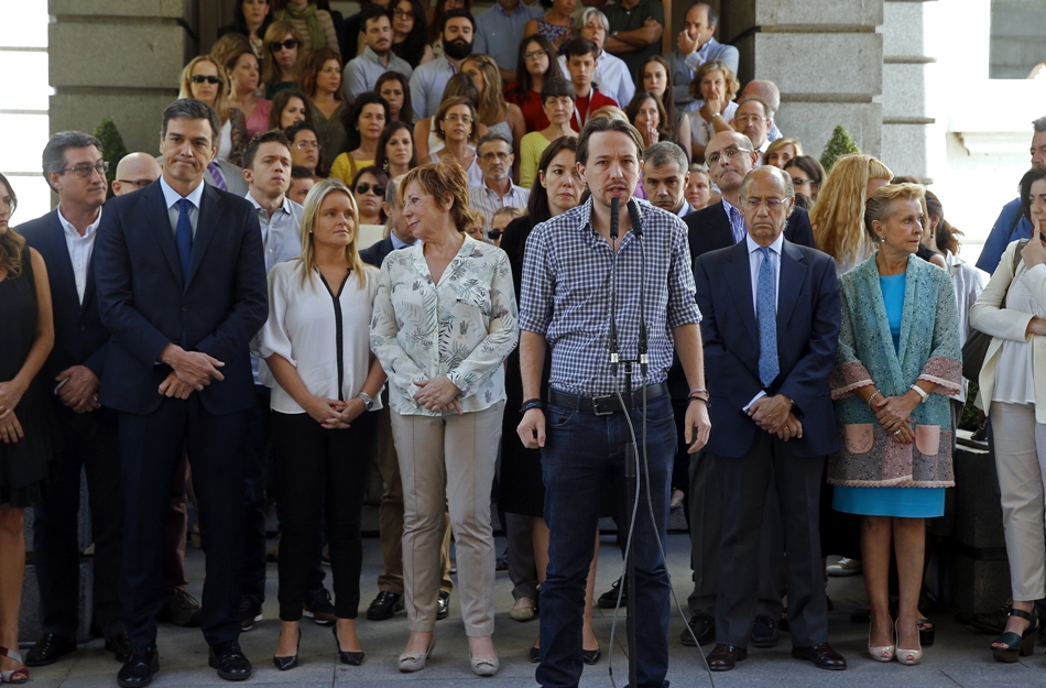 El máximo dirigente de Podemos, Pablo Iglesias, se dirige a los medios tras los minutos de silencio por el atentado de Niza. 