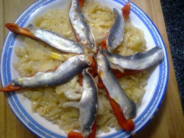 Ensalada de repollo con pimiento morrón y boquerones y merluza fría con mayonesa