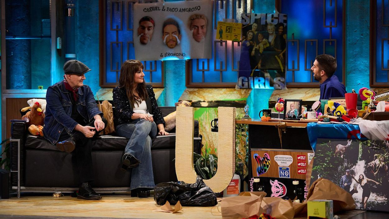 Amaral y David Broncano, en 'La Revuelta'. TVE