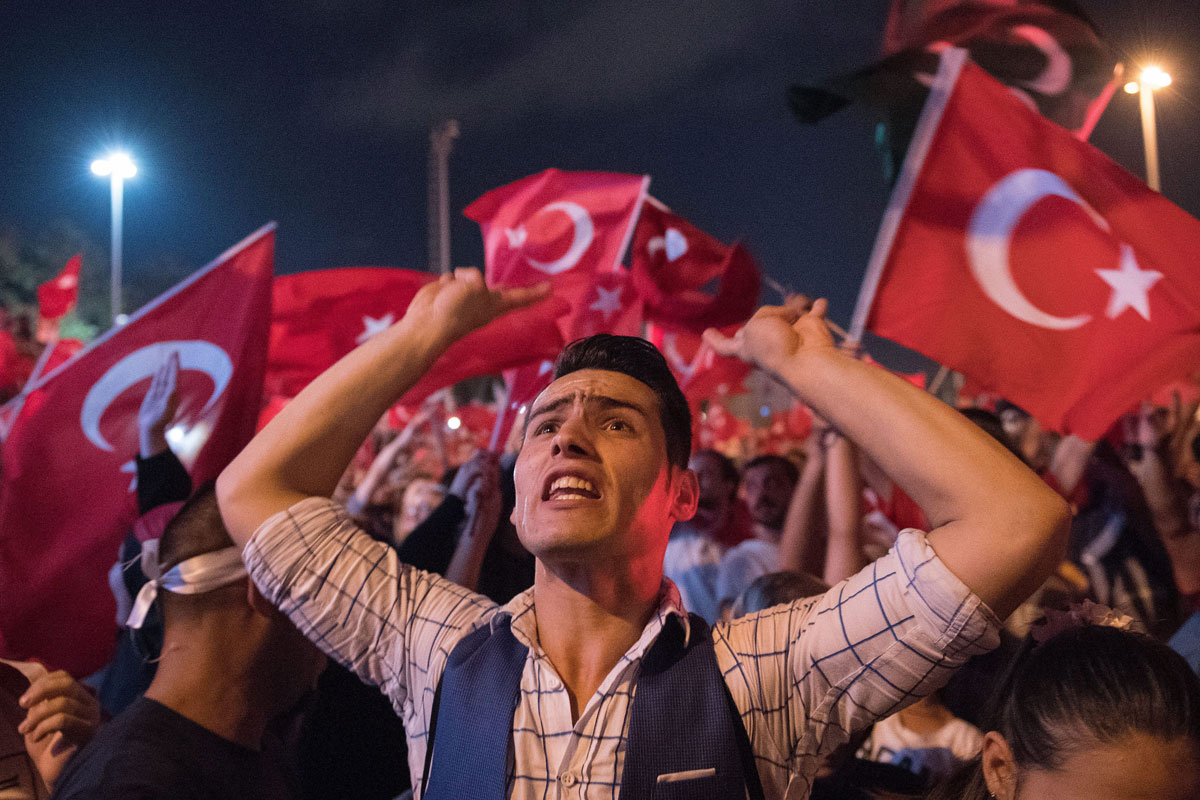 Ciudadanos turcos ondean banderas durante una concentración en la plaza Taksim en Estambul. 