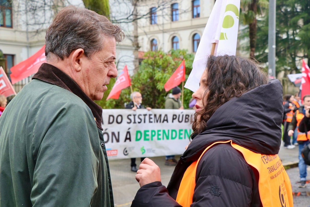 Imagen del líder de los socialistas gallegos esta mañana en la protesta ante San Caetano (Foto: PSdeG).