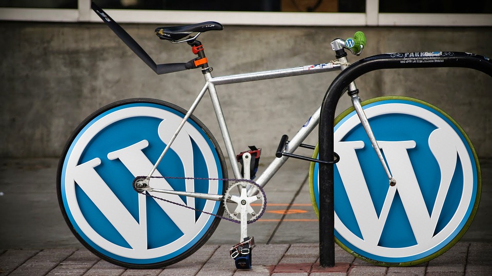 Una bicicleta con el logo de Wordpress en las ruedas. 