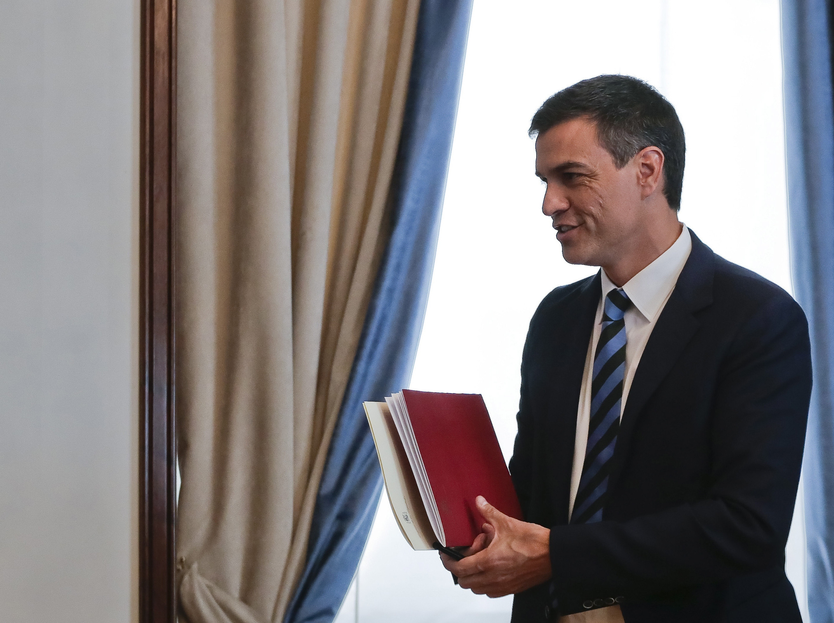 El secretario general del PSOE, Pedro Sánchez, ha presentado hoy en el Congreso sus credenciales como diputado de la XII Legislatura. 