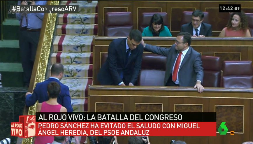 Miguel Ángel Heredia intenta saludar a Pedro Sánchez.