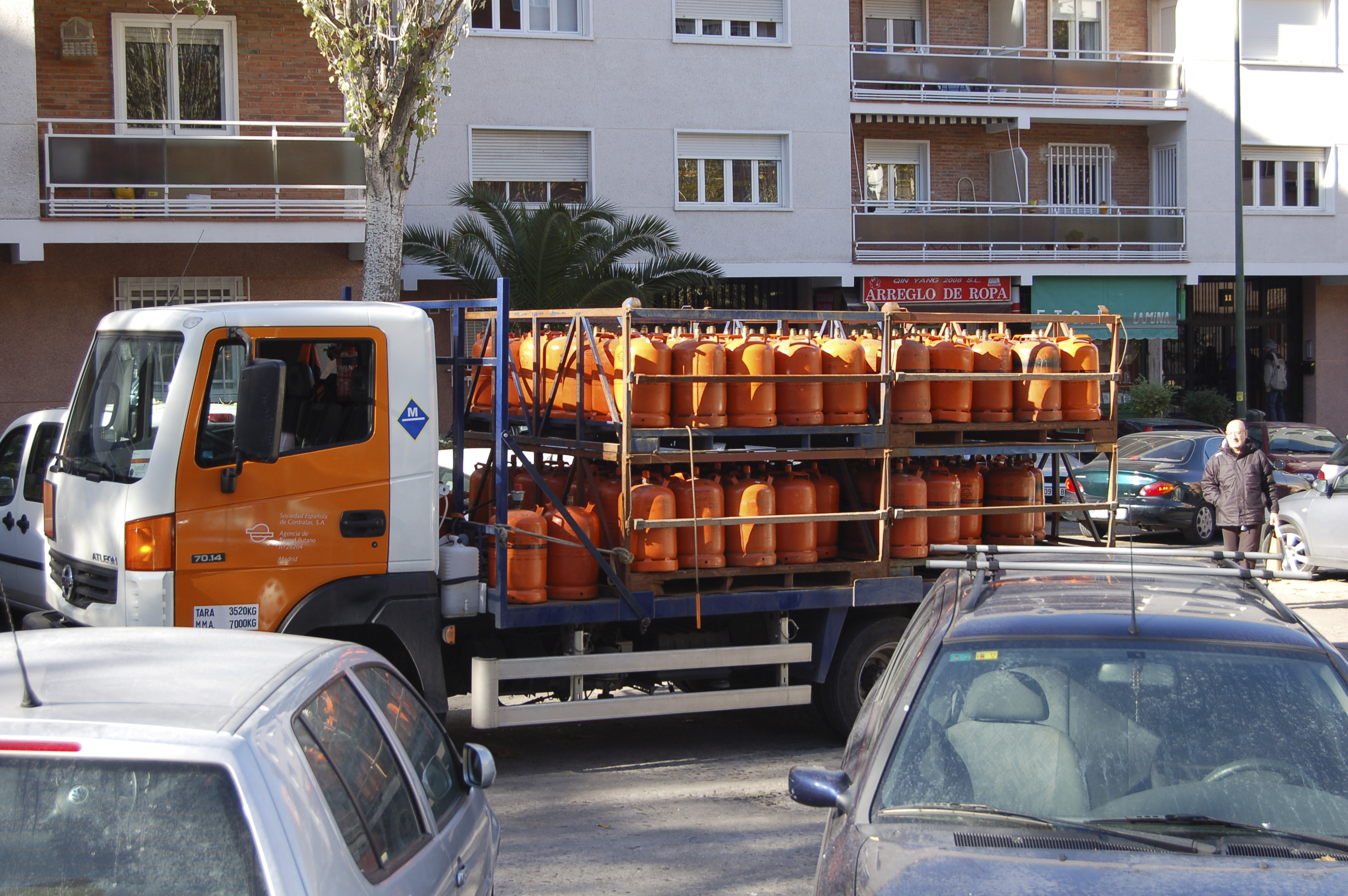 Camión de reparto de gas butano en un barrio madrileño. EFE/Archivo