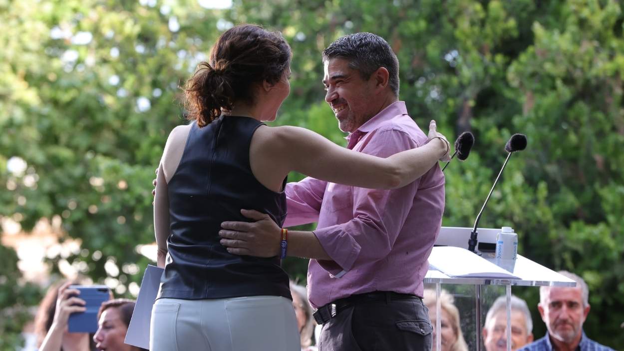 David Conde, alcalde de Valdemoro, junto a Isabel Díaz Ayuso. EP