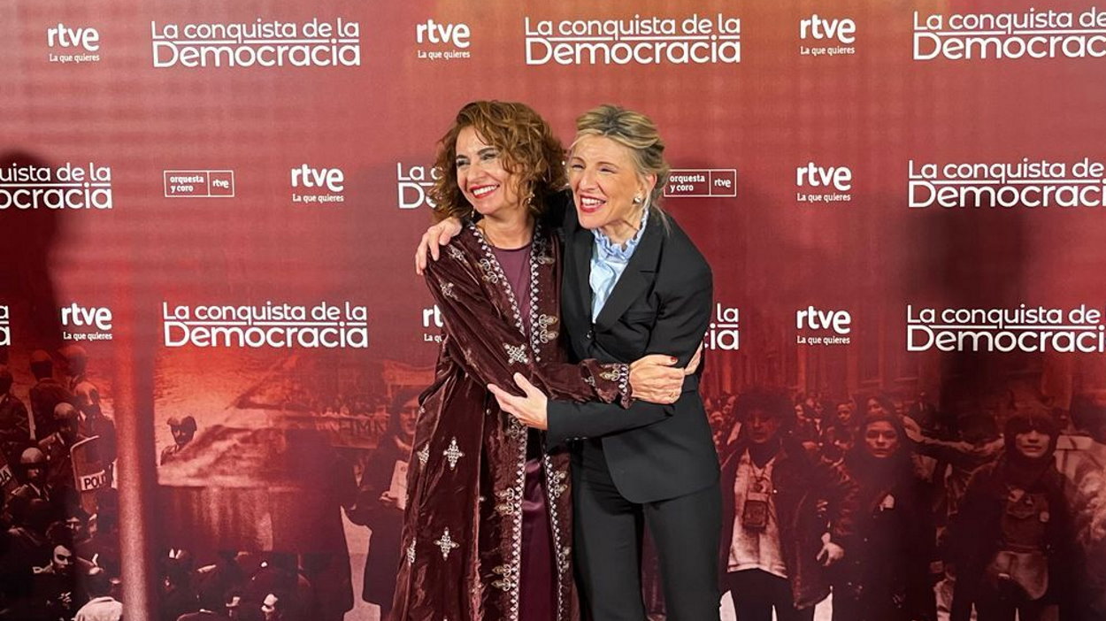 Montero y Díaz buscan reducir tensiones con un abrazo que no acerca posiciones. EP.