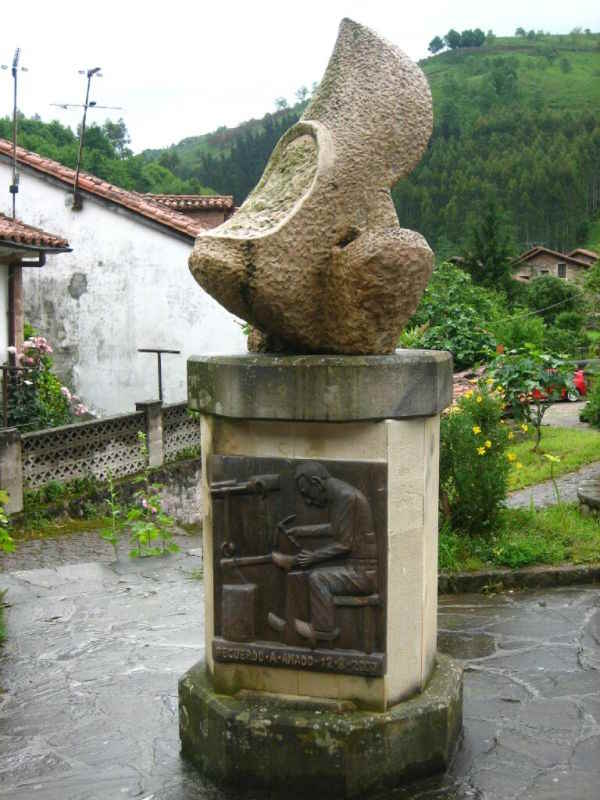 Monumento homenaje al albarquero Amado Gómez, en Carmona (Foto: Turismo Cantabria)