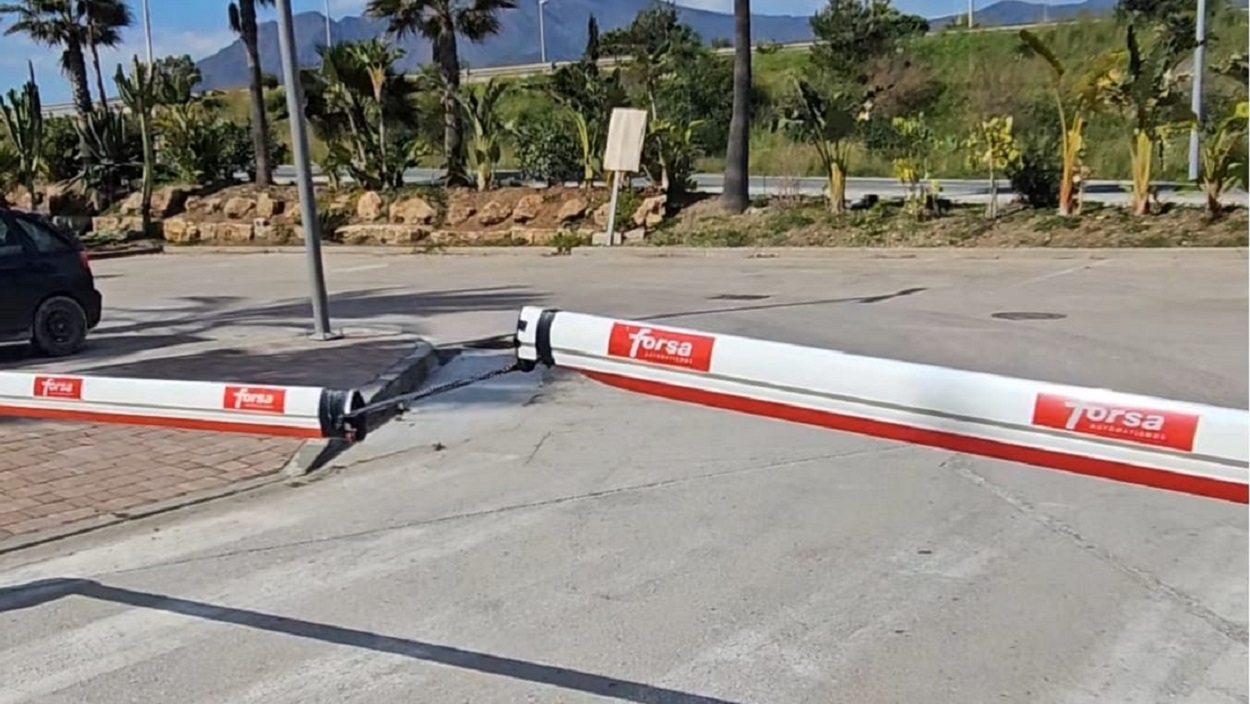 Barreras "peaje" de aparcamiento en playas para los esteponeros. 