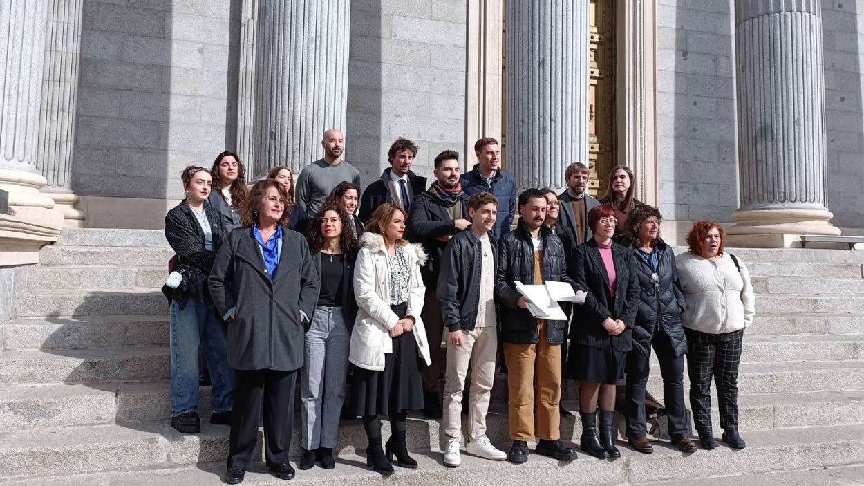 La Asociación No es Terapia junto a diputados y senadores a las puertas del Congreso. EP.