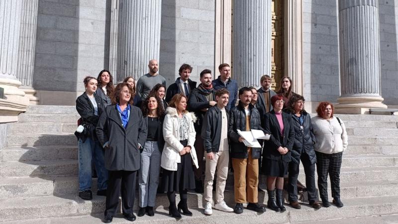 La Asociación No es Terapia junto a diputados y senadores a las puertas del Congreso. EP.