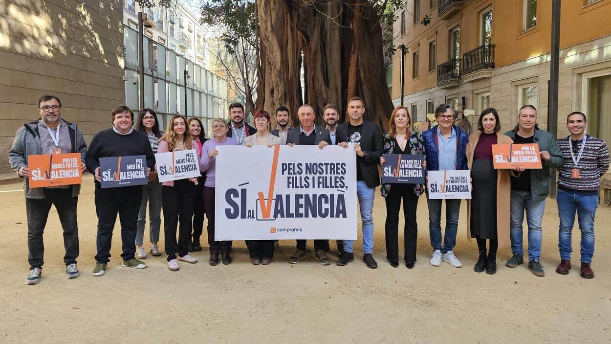 Representantes de Compromís con pancartas contra la consulta de la lengua base en centros educativos. EP. 