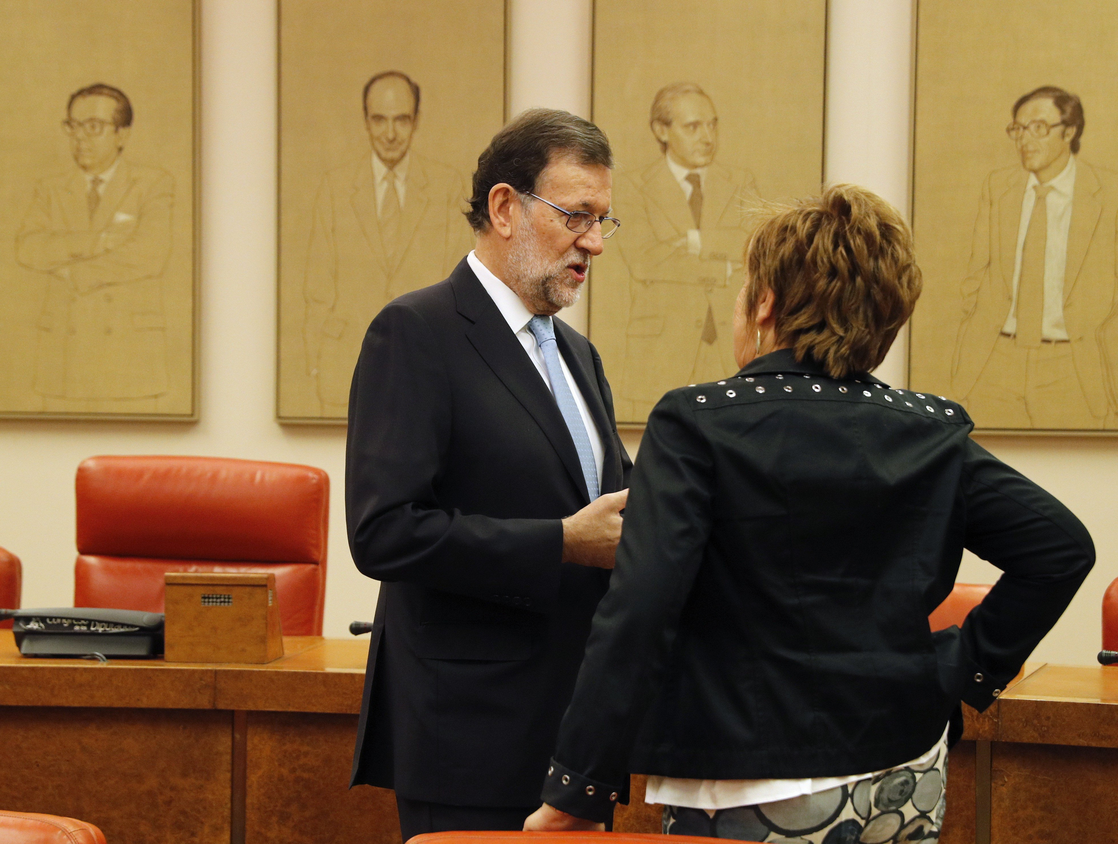 El presidente del Gobierno en funciones, Mariano Rajoy, conversa con la diputada popular Celia Villalobos. 