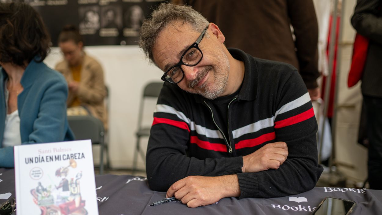 Santi Balmes, líder de Love of Lesbian, durante la firma de ejemplares de su libro en el día de Sant Jordi 2024. EP. 