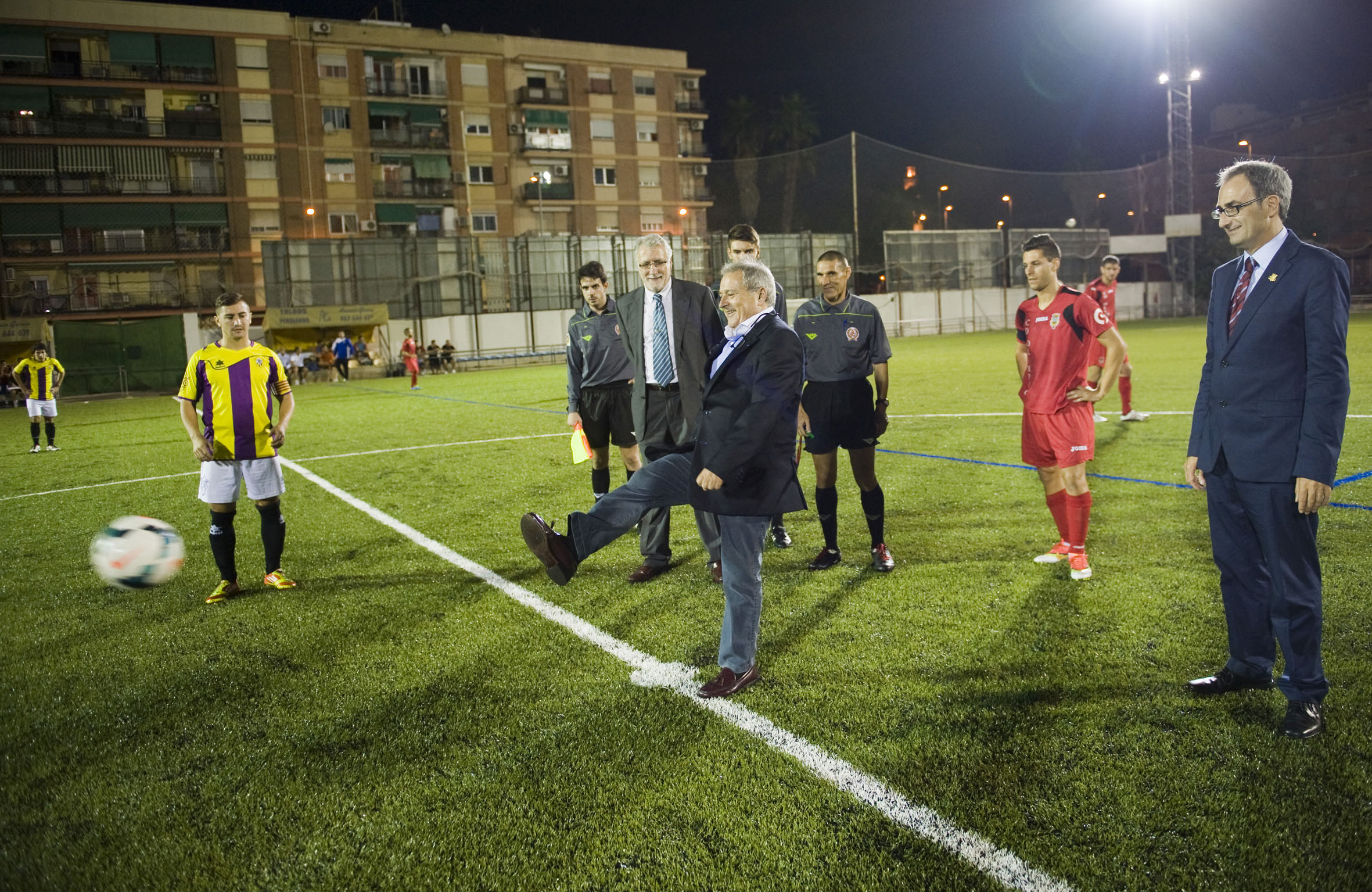 Alfonso Rus, como presidente de la Diputación de Valencia, inagura el campo de fútbol de Burjassot.