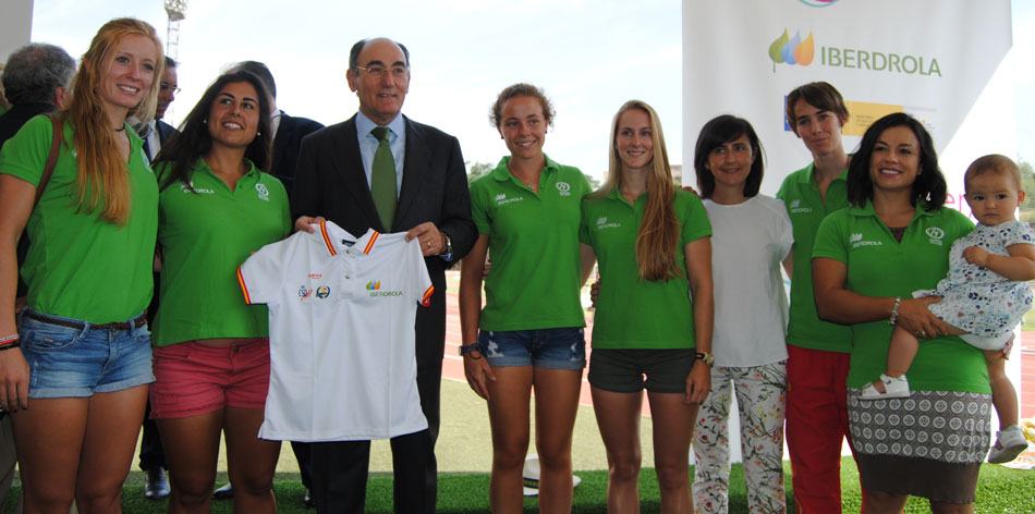 Presidente de Iberdrola con varias deportistas de Universo Mujer 