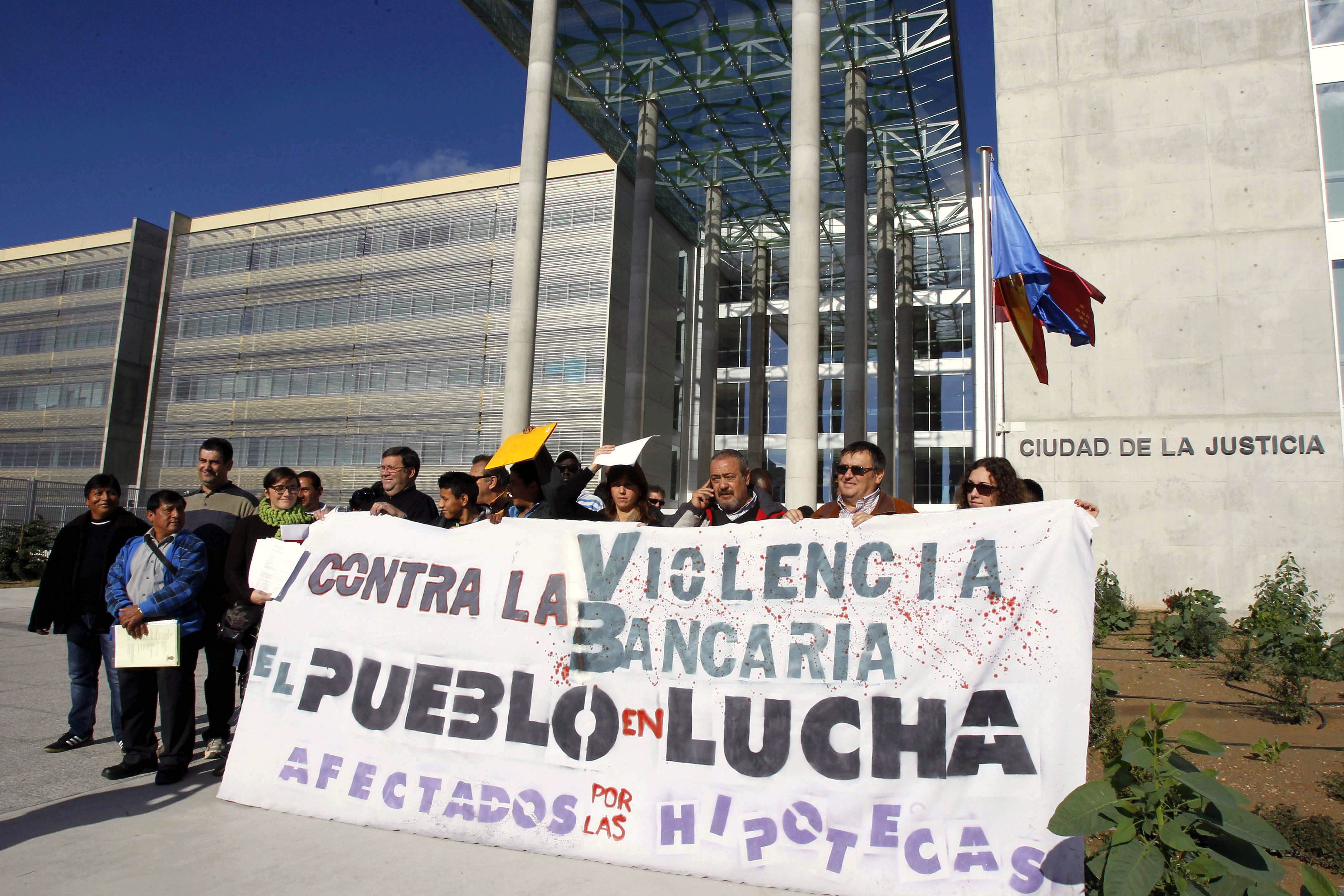 Imagen de archivo de personas afectadas por procedimientos de desahucio y miembros de la Plataforma de Afectados por la Hipoteca durante una protesta. 
