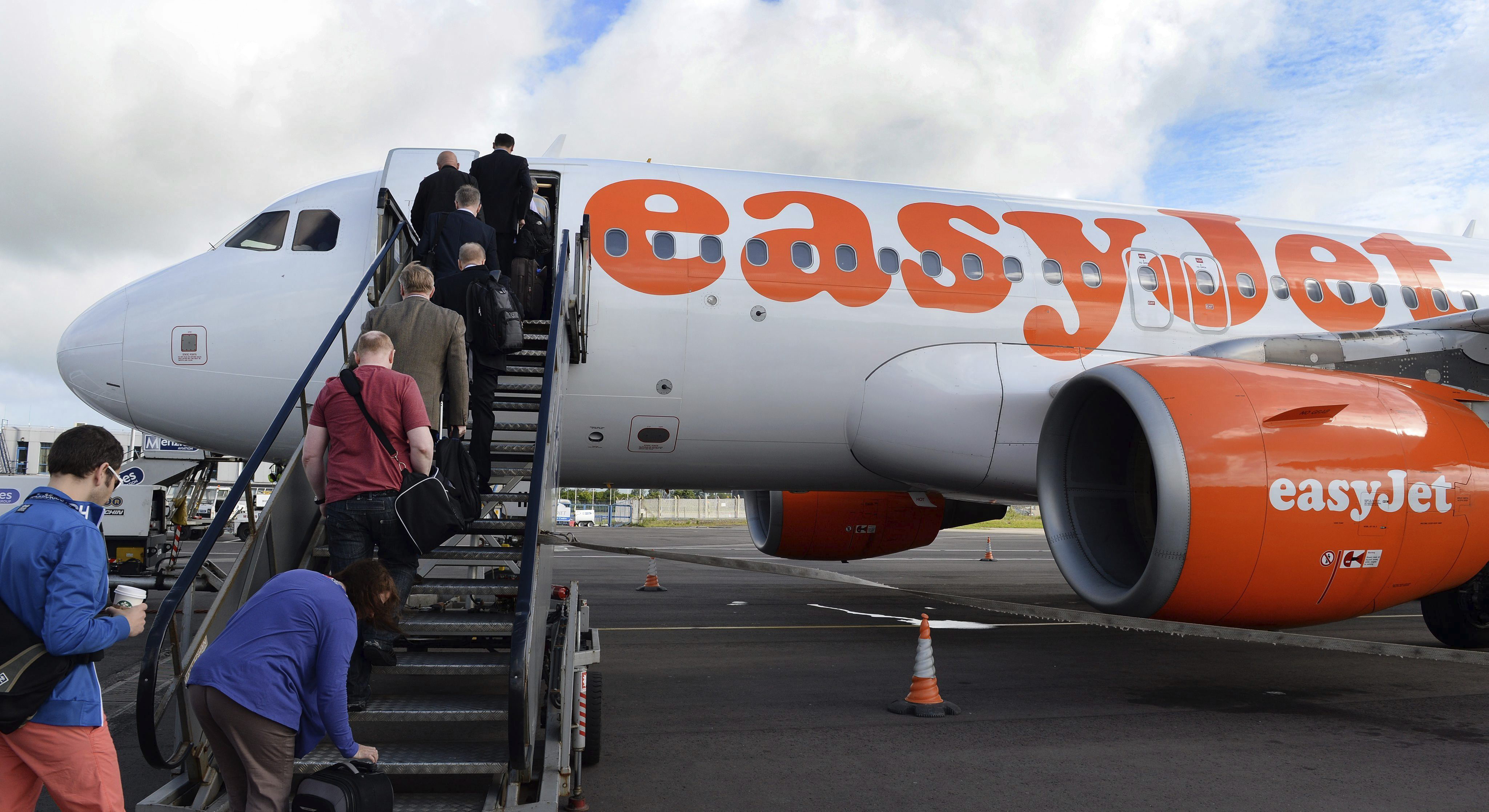 Pasajeros embarcan en un avión de la aerolínea de bajo coste Easyjet. EP