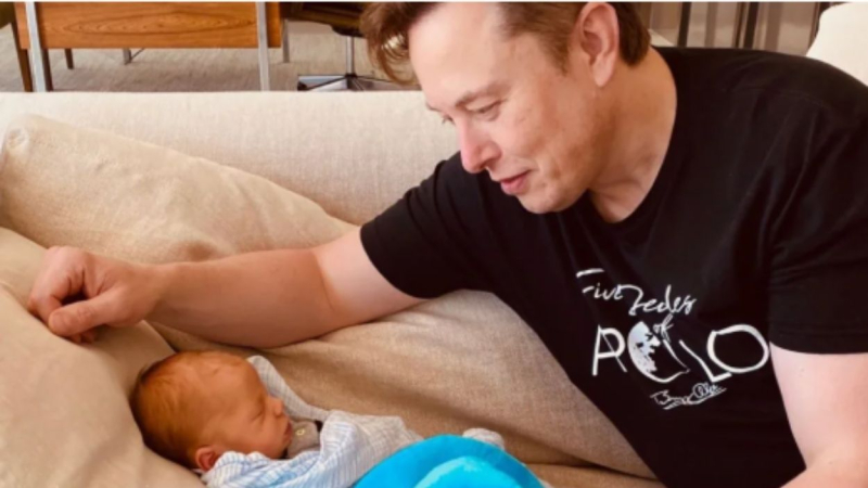 Elon Musk con su primer hijo con Grimes,X Æ A-Xii. 