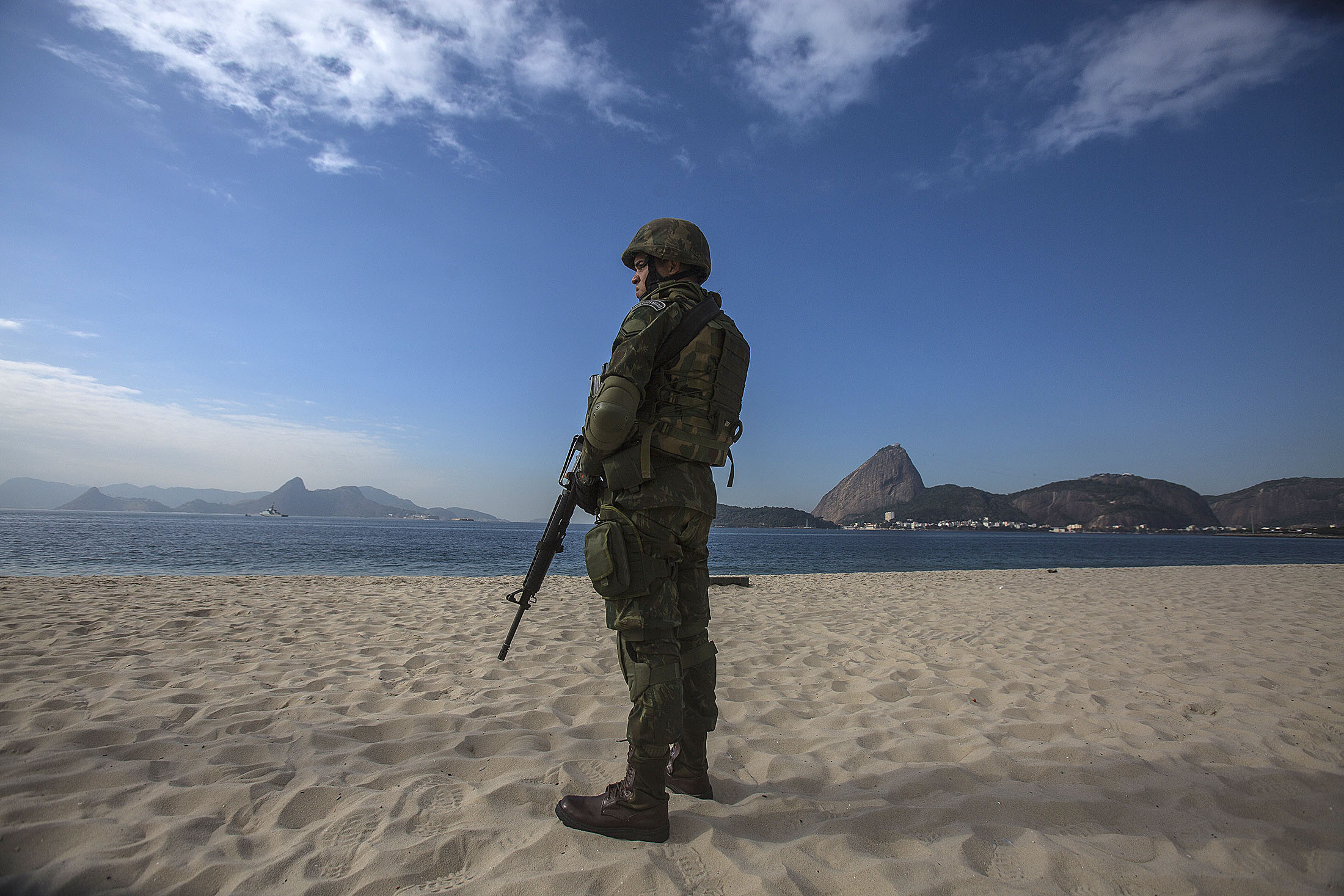 Imagen de archivo de miembros de la Marina de Brasil realizan un entrenamiento en la playa de Flamengo, zona sur de Río de Janeiro. 