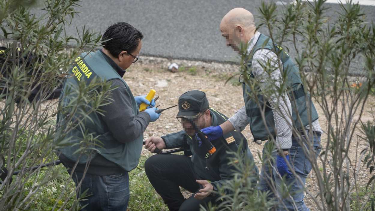 Agentes de la Guardia Civil en el lugar donde ha sido hallado muerto el exalcalde de Gandia, Arturo Torró, a 20 de febrero de 2025, en Xeresa, Valencia, Comunidad Valenciana (España), EuropaPress