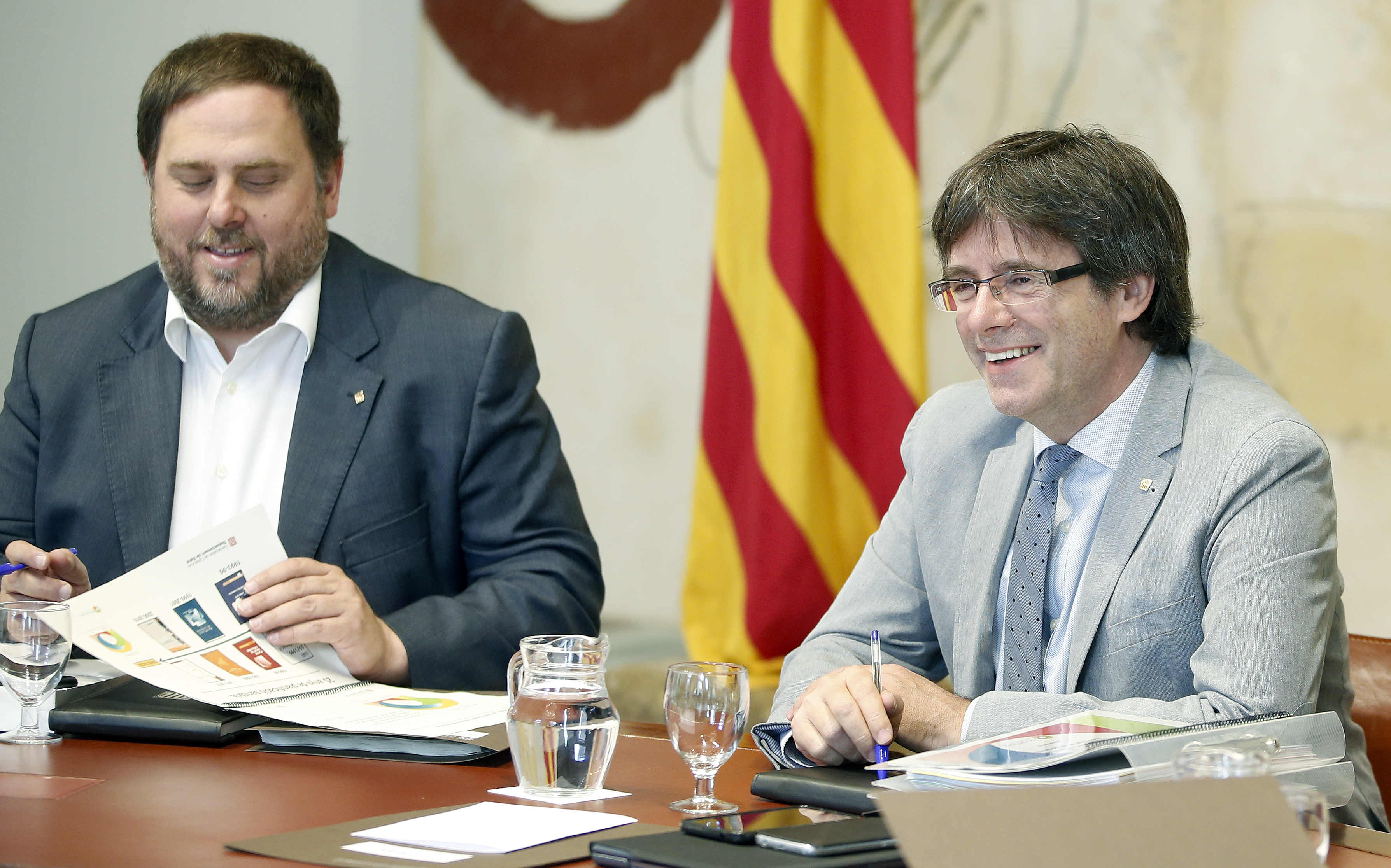 Imagen de archivo de Oriol Junqueras y Carles Puigdemont en una reunión del Consell