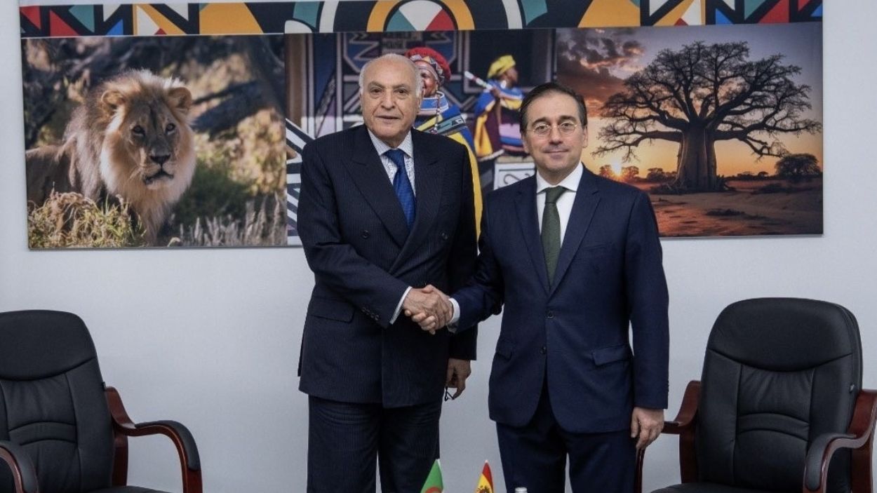 El ministro de Asuntos Exteriores, UE y Cooperación, José Manuel Albares, y el ministro de Exteriores de Argelia, Ahmed Attaf, se reúnen en los márgenes de la cumbre del G20 en Johannesburgo (Sudáfrica). EP.