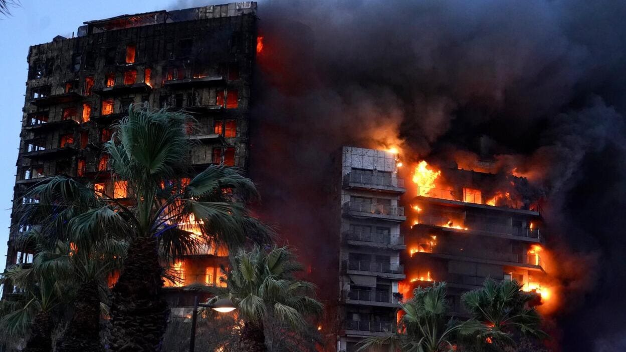 Las llamas devorando el edificio de Campanar en Valencia, a 22 de febrero de 2024. EP. 
