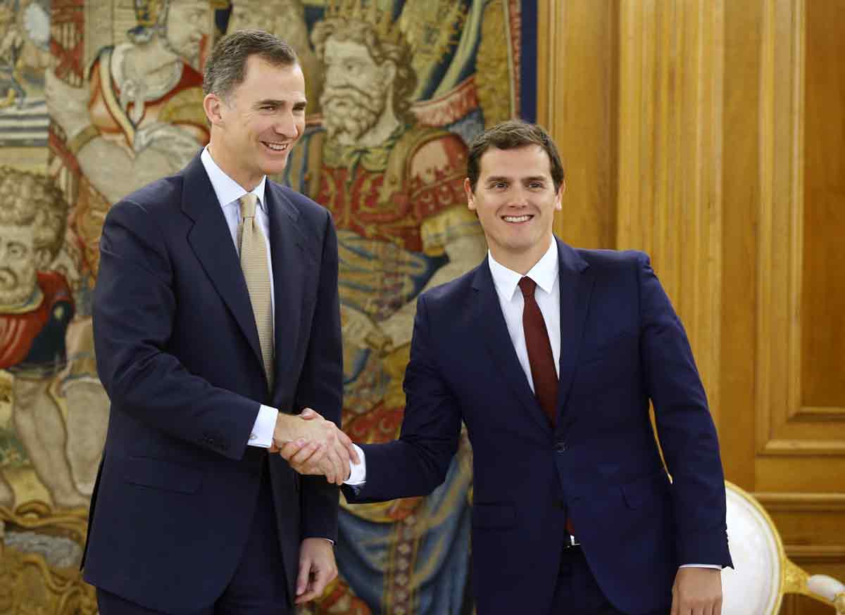 El rey Felipe VI recibió en el Palacio de la Zarzuela al presidente de Ciudadanos, Albert Rivera, en su tercera y última ronda de consultas con los líderes políticos antes de las segundas elecciones. EFE/Archivo