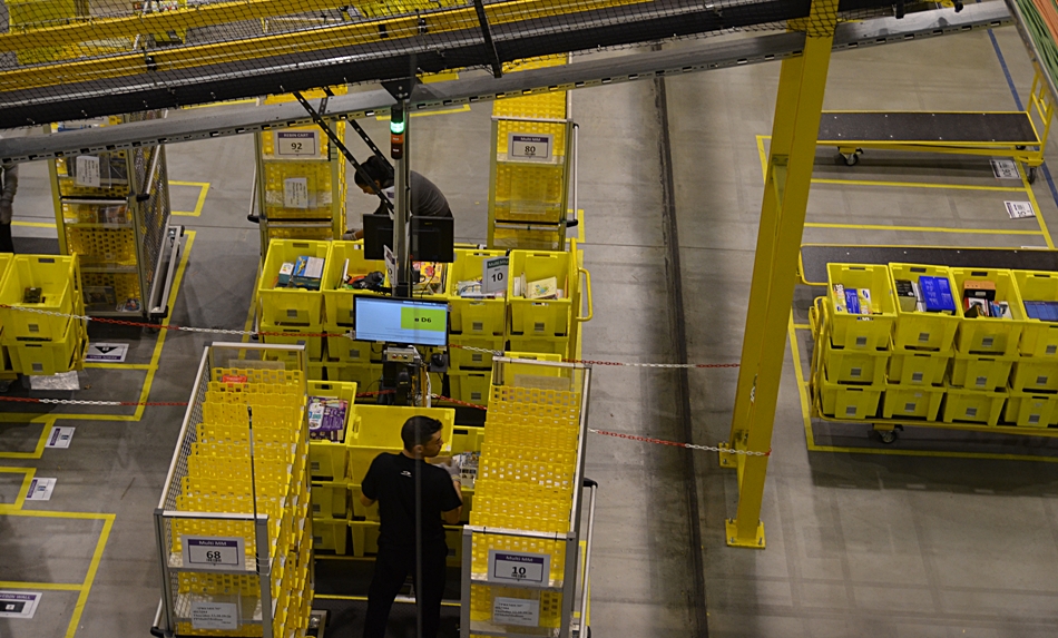 Trabajadores de Amazon España en el centro logístico de la multinacional en San Fernando de Henares (Madrid). 