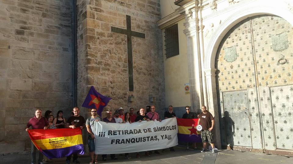 Un grupo de ciudadanos de Cuenca piden la retirada de símbolos franquistas de la Catedral de Cuenca.