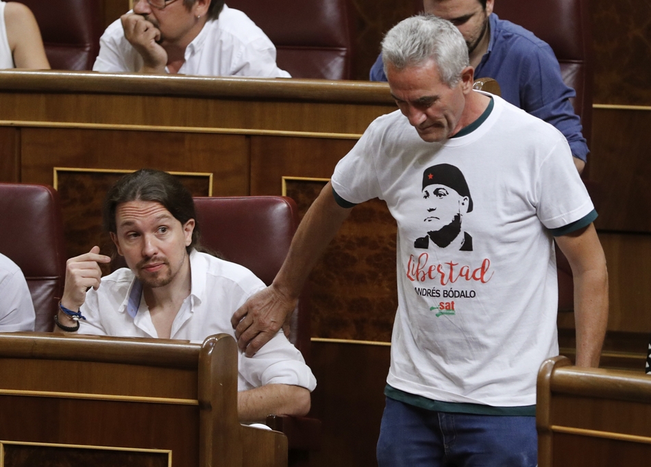 El diputado de Podemos saluda esta semana en el Congreso a Pablo Iglesias. (Foto: EFE)