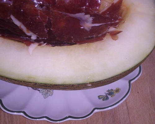 Melón relleno de jamón y patatas asadas rellenas de atún