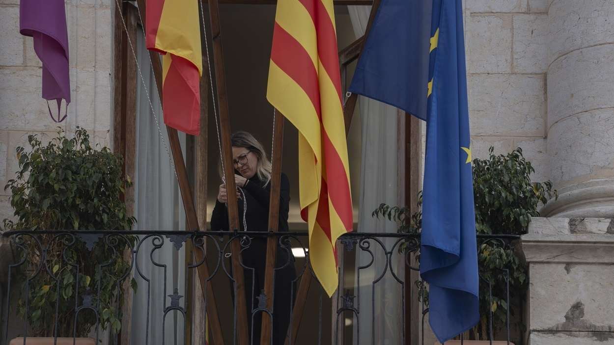 Banderas a media asta en Gandia (Valencia). EP.