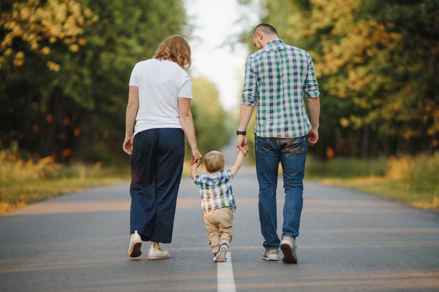 Familia caminando de la mano / FREEPIK
