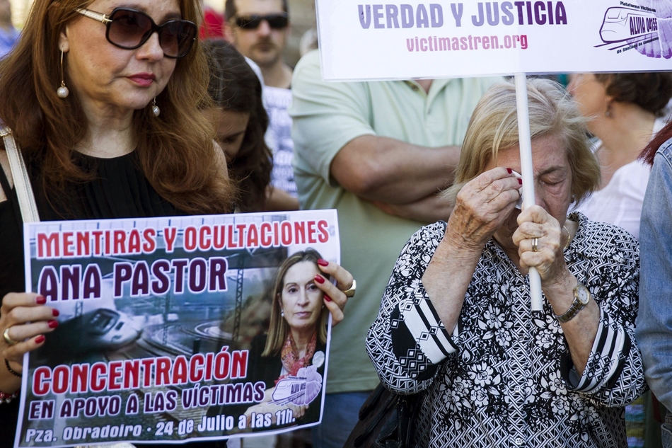 Dos participantes en la protesta de este domingo en la Plaza del Obradoiro para pedir la dimisión de Ana Pastor. (Foto: EFE)
