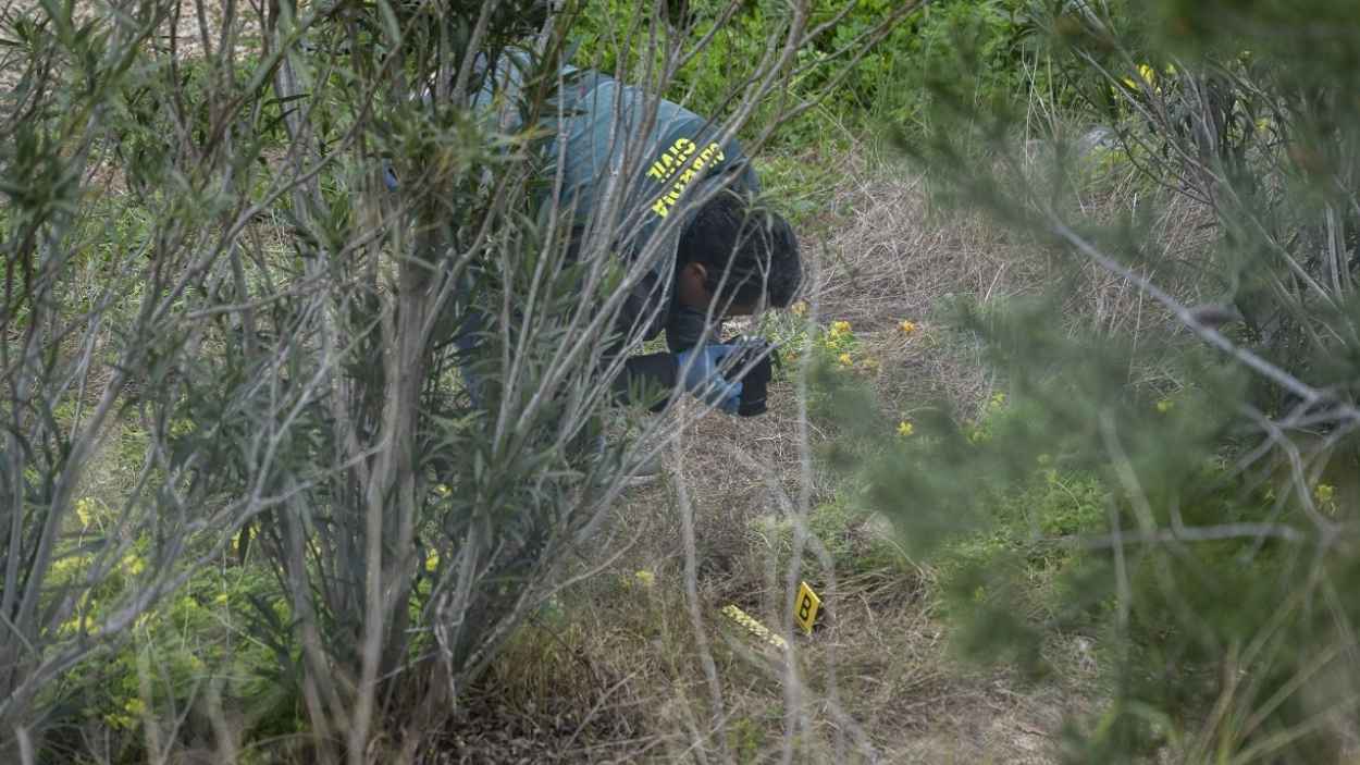 Un agente de la Guardia Civil en el lugar donde ha sido hallado muerto el exalcalde de Gandia, Arturo Torró. EP.