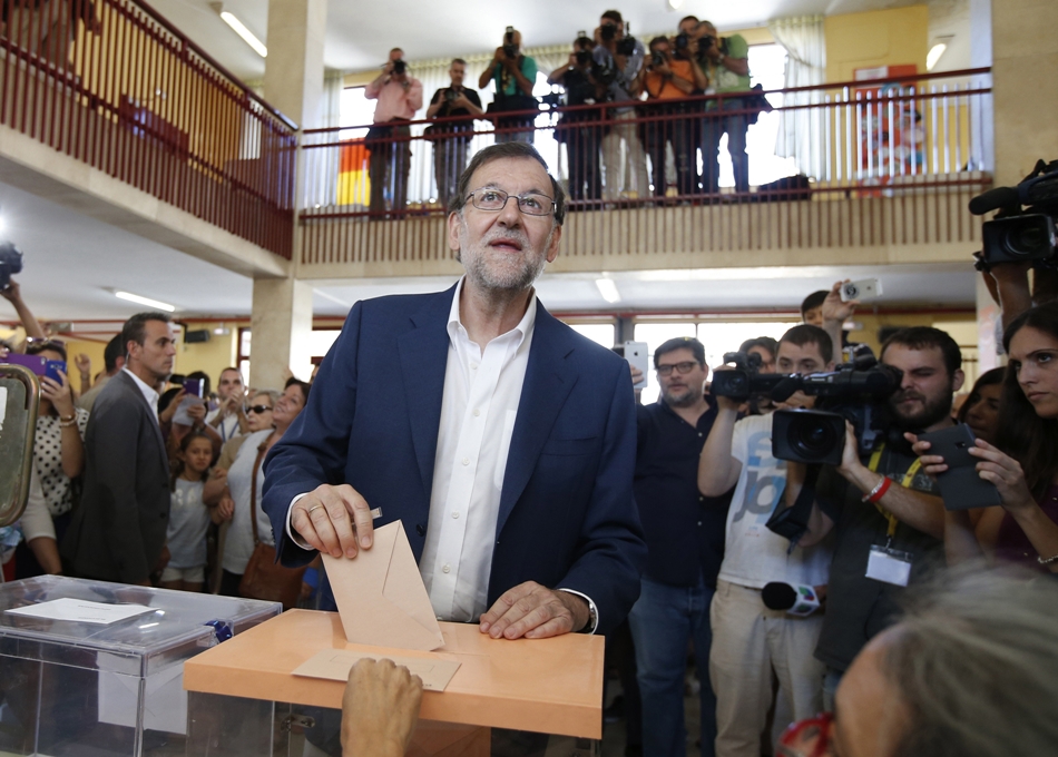 El presidente del Gobierno, Mariano Rajoy, votando.