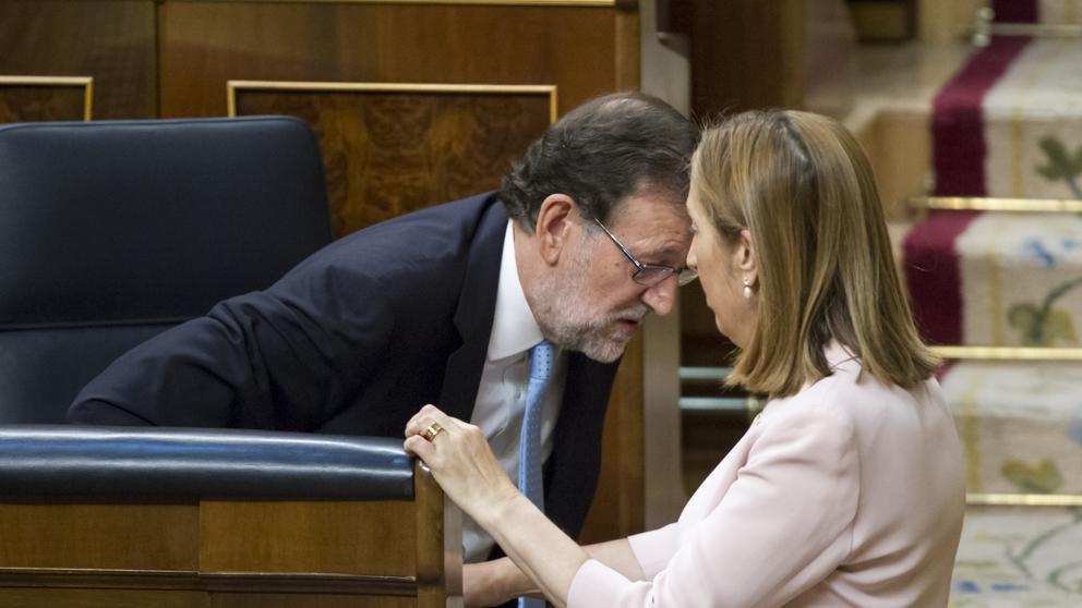 Ana Pastor aconsejando a Mariano  Rajoy. 