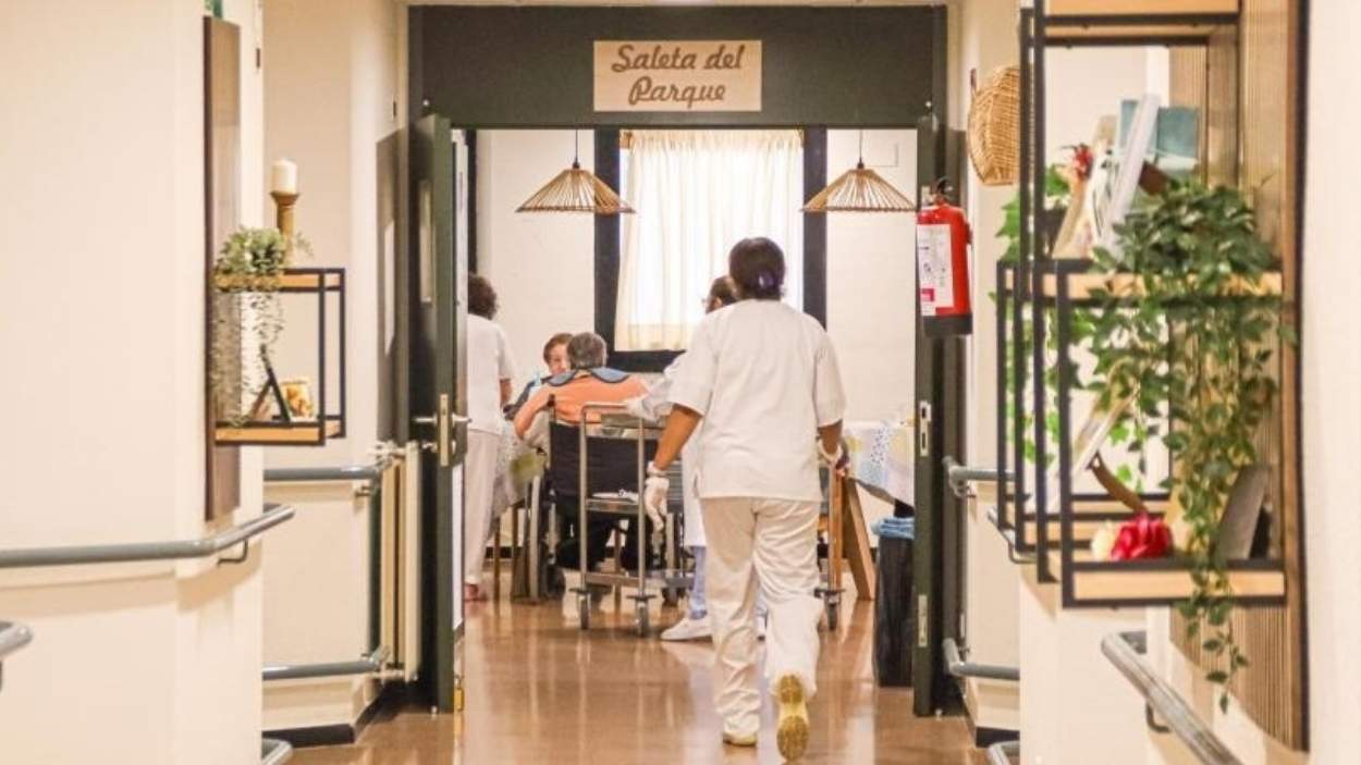 España no mejora en atención a la dependencia, con Murcia a la cola y Andalucía con las mayores listas de espera. EP