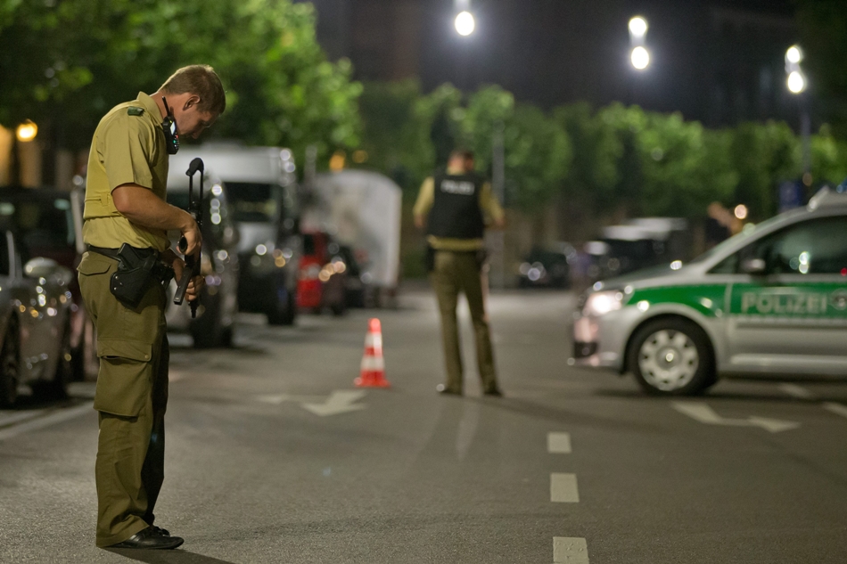 Un policía controla los accesos a una calle próxima al lugar de la explosión en la ciudad alemana de Ansbach. 