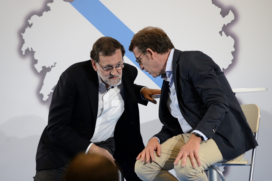 Mariano Rajoy y el presidente de la Xunta de Galicia, Alberto Núñez Feijóo, ante la bandera gallega en una imagen de archivo. 